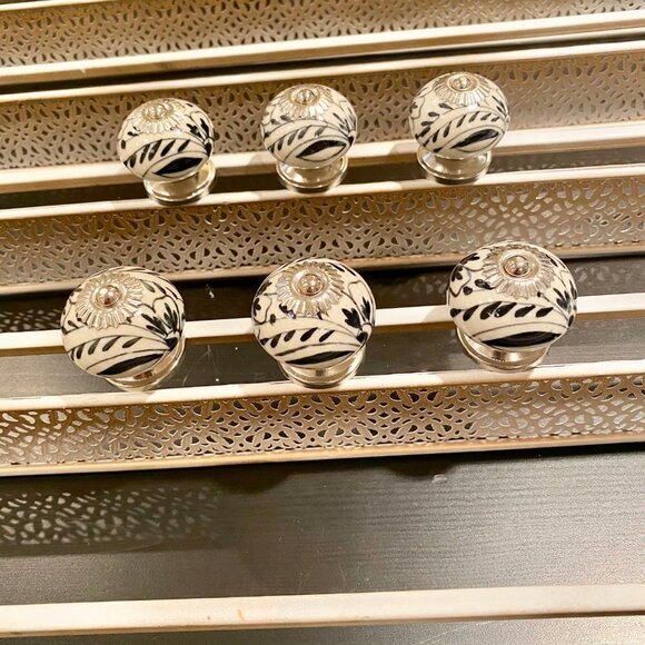 Many sets of 6 new Black and white knobs/pulls - Picture 3 of 7